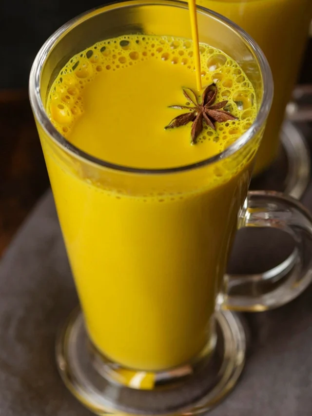रात्री झोपण्यापूर्वी हळदीचे दूध पिण्याचे जबरदस्त फायदे!
